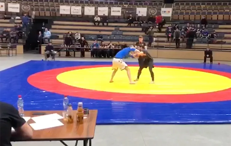 Russische MMA vechter Payzutdin Aliyev breekt nek tijdens wedstrijd