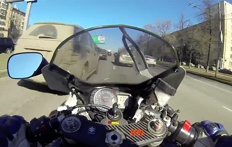 Russische motorrijder denkt dat hij Ghost Rider is