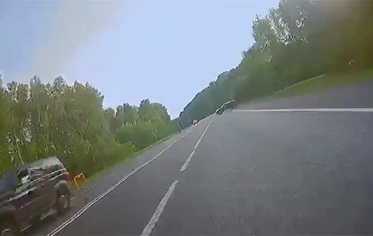 Russische motorrijder heeft enorm geluk en kan auto net vermijden