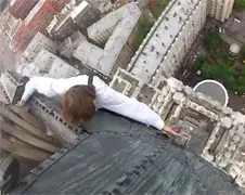 Russische Roofers klimmen op Red Gates wolkenkrabber Moskou