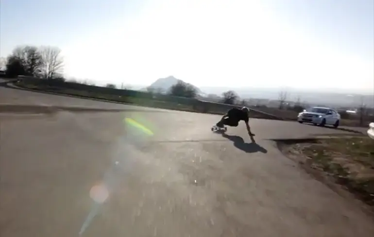 Russische skateboarder knalt met 70 KM per uur op auto