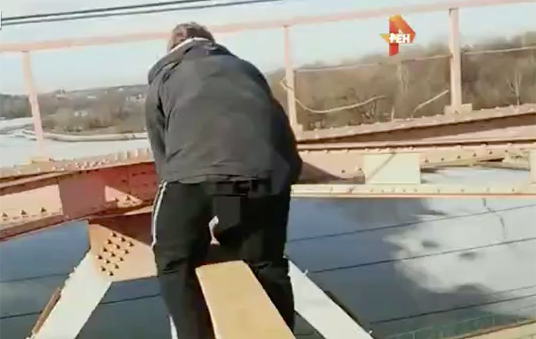 Russische tiener klimt op spoorbrug en raakt hoogspanningskabel aan... Dood!