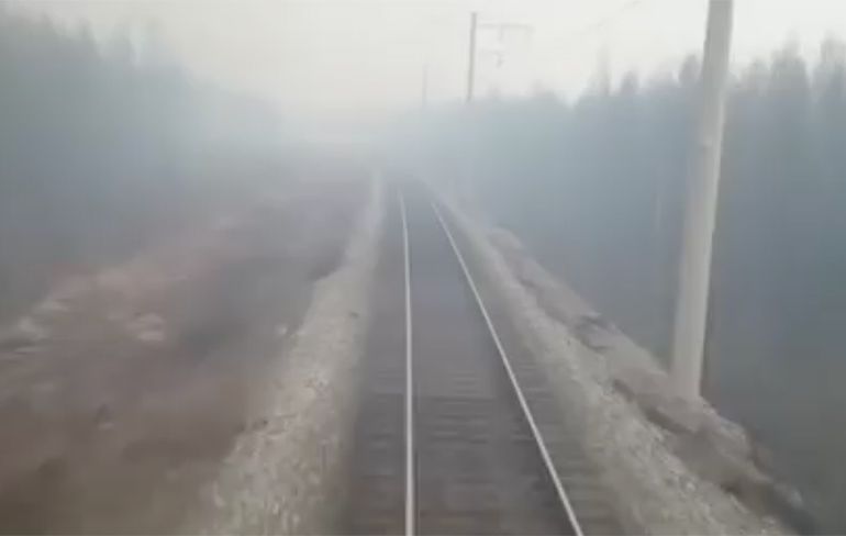 Russische trein komt onderweg een bosbrandje tegen