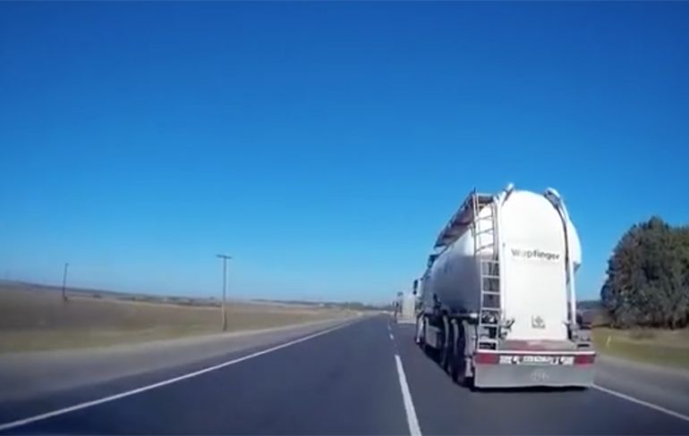 Russische trucker houdt er niet van om ingehaald te worden