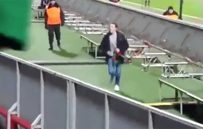Russische voetbalfan ontsnapt met ninja skills en sjaal!