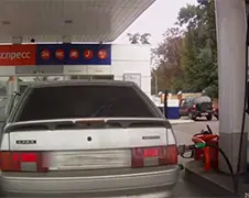 Russische vrouw aan de pomp...