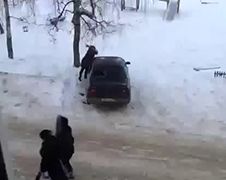 Russische vrouw hamert vrolijk los op auto