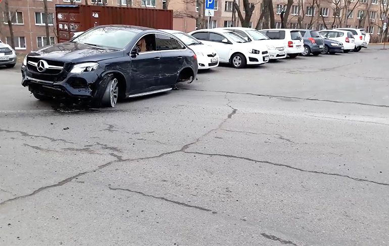 Russische vrouw laat spoor van vernielde auto's achter