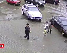 Russische vrouw verwart rem met gaspedaal...