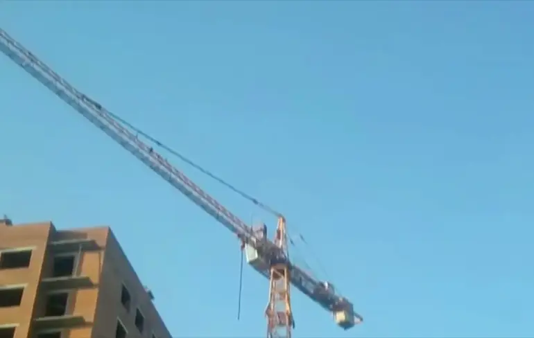Kraanklimmer bezig aan zijn laatste stunt