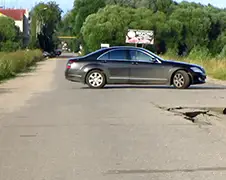 Russische weg erg slecht na overstroming