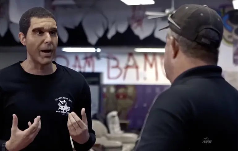 Sacha Baron Cohen laat zien hoe je een onthoofding kunt overleven