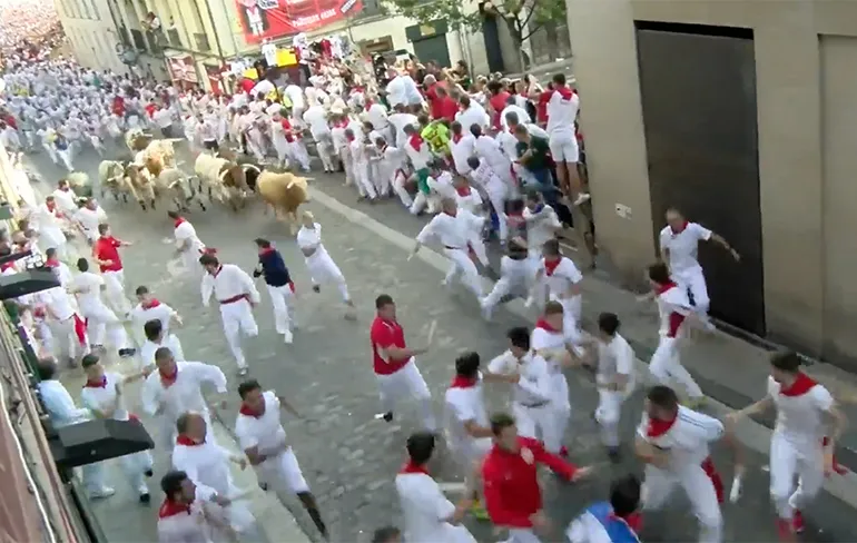 San Fermin 2017 stierenrennen is begonnen. Al 3 mensen gespietst!