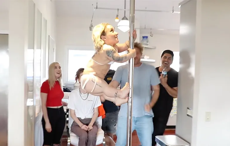 Sassee Cassee, de kleinste stripper ter wereld, doet een dansje