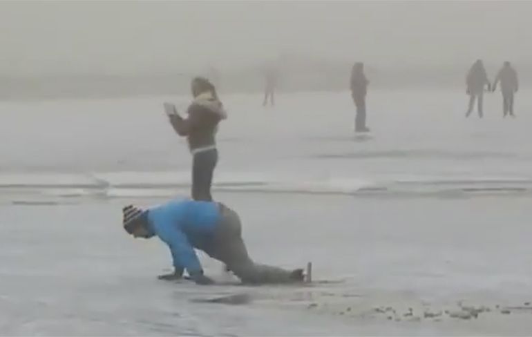 Schaatskoorts in Nederland: Eerste meters op schaatsen is altijd even wennen