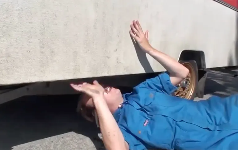 Schat, kun jij even onder de caravan kijken?