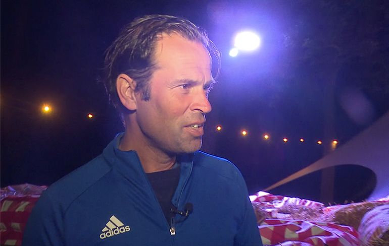 Scheidsrechter Bas Nijhuis doet spooktocht op camping in Ommen