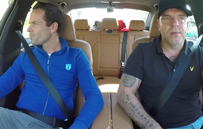 Scheidsrechter Bas Nijhuis in de auto bij Andy van der Meijde