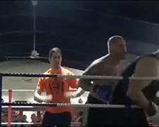 Scheidsrechter geeft vechter lesje respect