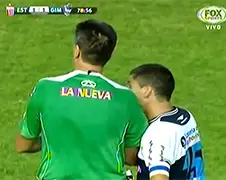 Scheidsrechter is jankende voetballers zat en geeft alleen maar rood
