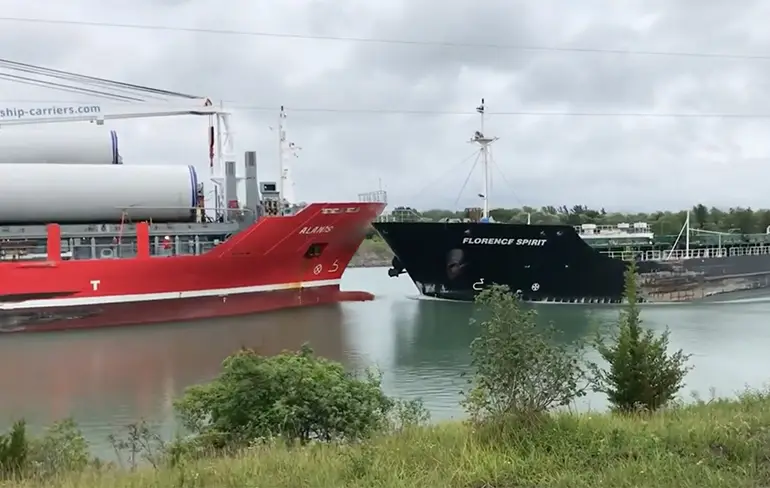 Schepen in Canada doen frontaaltje op het Wellandkanaal