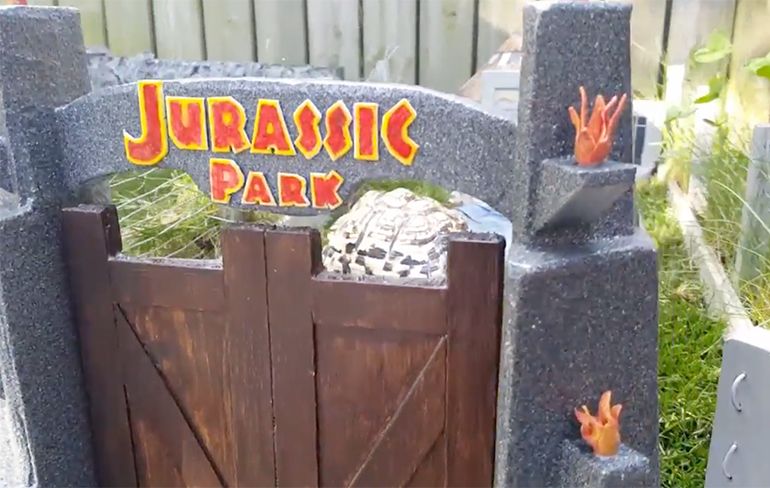 Schildpad heeft zijn eigen miniatuur Jurassic Park verblijf