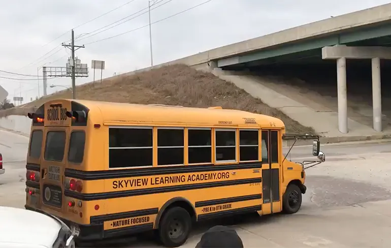 Schoolbus heeft nieuwe bandjes nodig na burnout