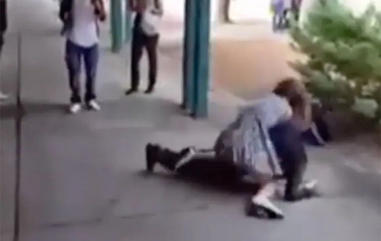 Schoolmeisje laat pestkop slapen en rent weg voor lerares!