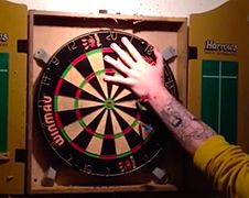 Schotse idioot laat hand als dartbord gebruiken
