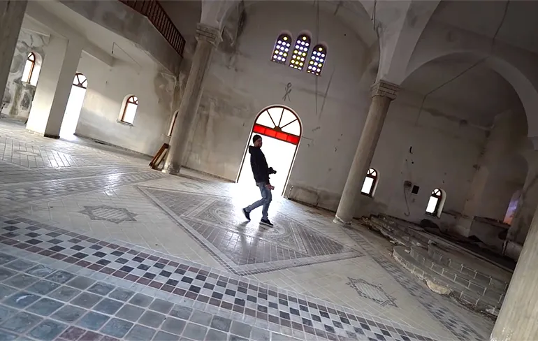 Schuine kerk in Griekenland heeft wel wat weg van attractie draaiend huis