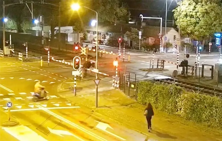 Scooterrijder beetje afgeleid door chick