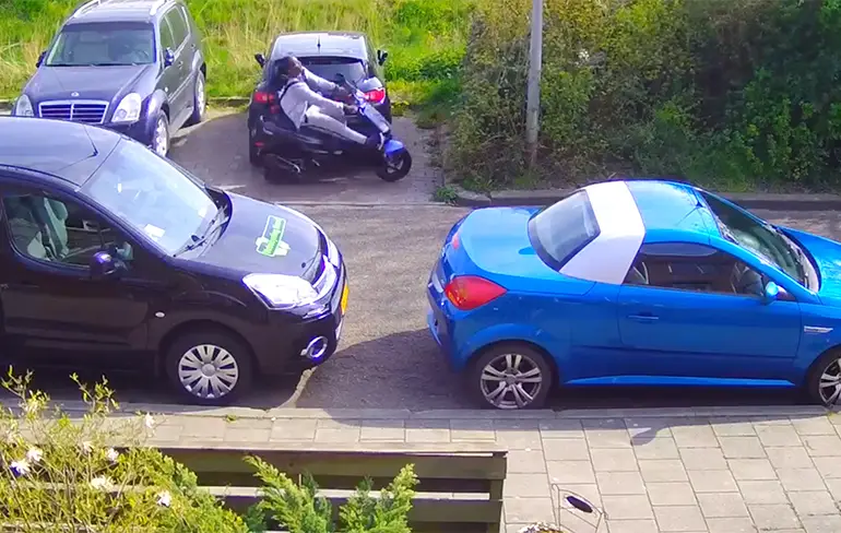 Scooterrijder in Delfzijl bekijkt lantaarnpaal van heel dichtbij