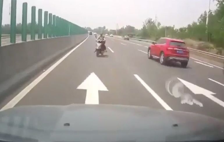Scooterrijder zonder helm pakt even de verkeerde rijstrook