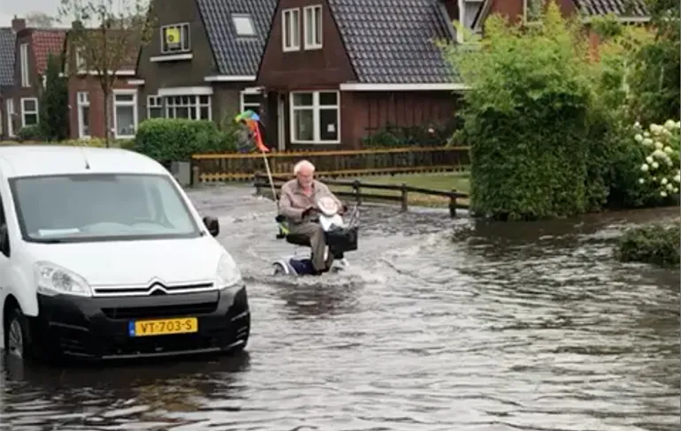 Scootmobiel heeft niets van beetje regen