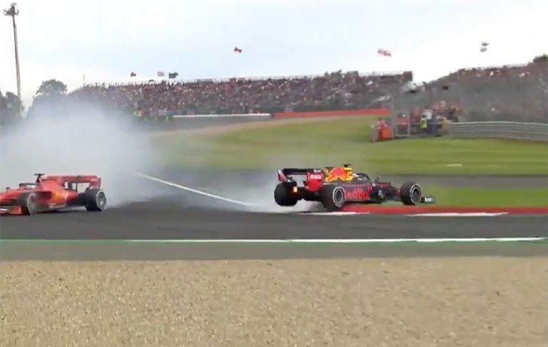 Sebastian Vettel tikt Max Verstappen van de baan op Silverstone