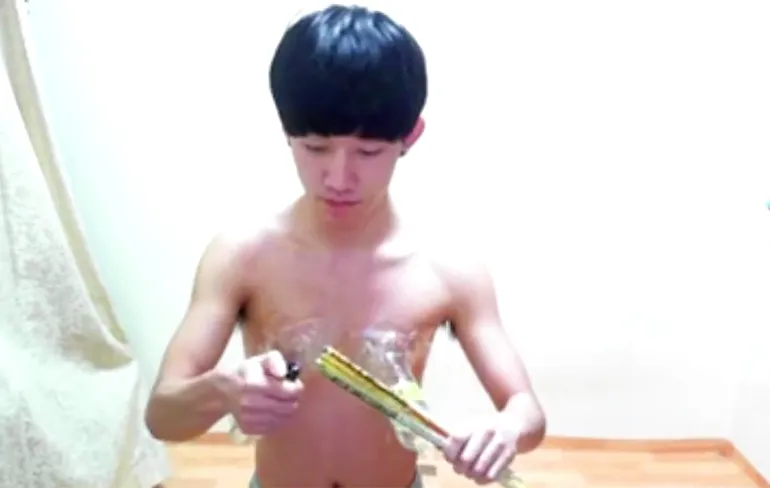 Serieus, wat dacht deze idioot? Vuurwerk afsteken via tepels?