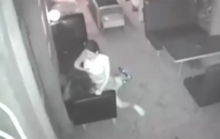 Serveerster in Thailand betrapt op bonken met klant