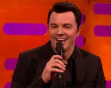 Seth MacFarlane zingt Cyndi Lauper's grootste hits...