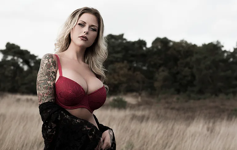 Sexy fotoshoot van Temptation Island 2018 verleidster Yana