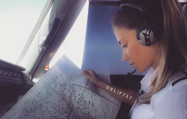 Sexy vrouwelijke piloot zet Embraer 190 aan de grond in slecht weer...