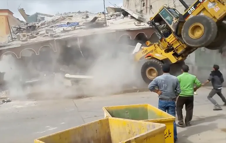 Shovel bestuurder zal niet zo goed zijn in het spelletje Jenga