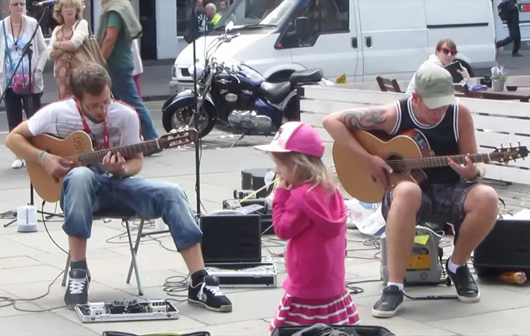 Showhawk Duo spelen wat lekkere nummers in Edinburgh
