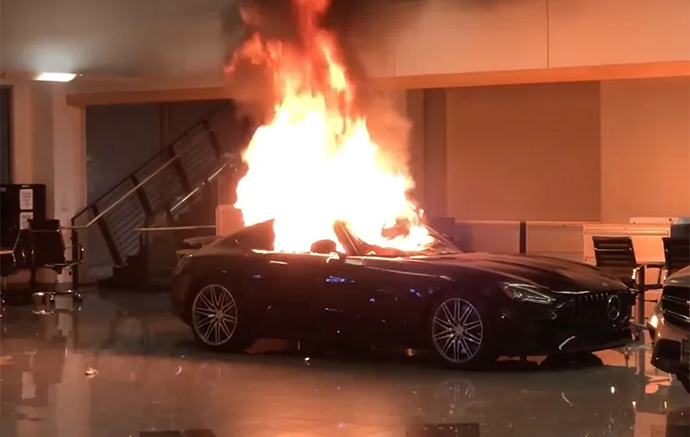 Showroom Mercedes dealer in Oakland gesloopt tijdens demonstratie