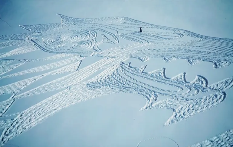 Simon Beck maakt gigantisch Game of Thrones sneeuwkunstwerk