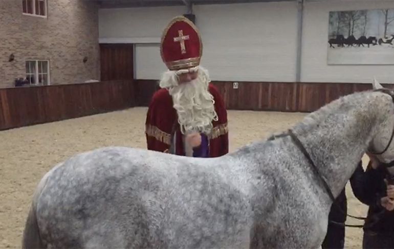 Sinterklaas flink aan oefenen op paardrijden