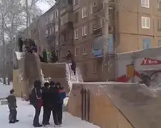 Skatebaan is coole glijbaan in winters weer