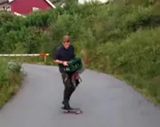 Skateboarden met kratje bier is geen goede combi...