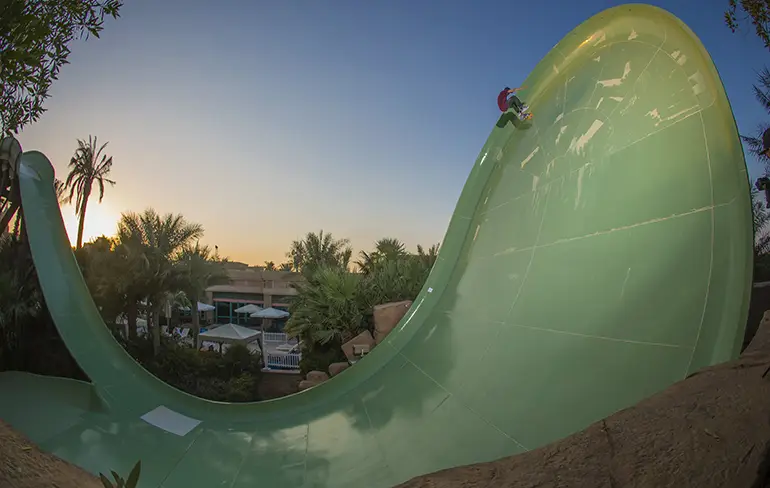 Skateboarders toveren droog waterpark in Dubai om tot skatebaan