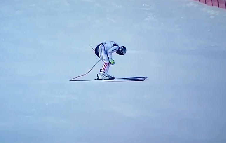 Skiër Maxence Muzaton voorkomt op ongelooflijke wijze een crash