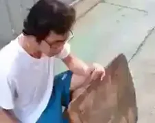 Sla eens met een hamer op de batterij van je mobiel!